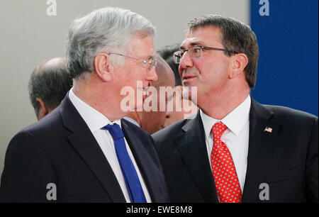 (150624) -- Bruxelles, Giugno. 24, 2015 (Xinhua) -- il Segretario alla difesa degli Stati Uniti Ashton Carter (R) e della difesa britannica segretario Michael Fallon partecipare alla riunione dei ministri della difesa della NATO presso la sede dell'Alleanza a Bruxelles, la capitale del Belgio, in giugno. 24, 2015. (Xinhua/Zhou Lei) Foto Stock