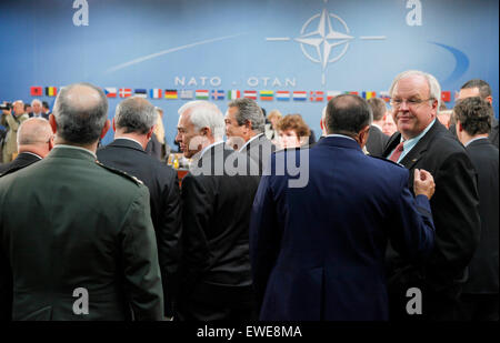 (150624) -- Bruxelles, Giugno. 24, 2015 (Xinhua) -- delegati partecipare alla riunione dei ministri della difesa della NATO presso la sede dell'Alleanza a Bruxelles, la capitale del Belgio, in giugno. 24, 2015. (Xinhua/Zhou Lei) Foto Stock