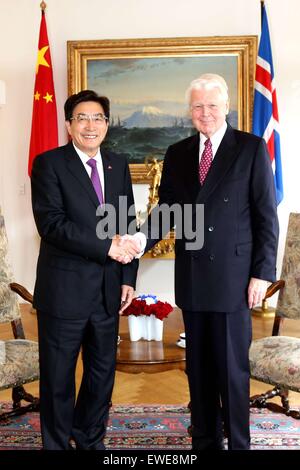 Reykjavik, Islanda. Il 23 giugno, 2015. In Islanda il Presidente Olafur Ragnar Grimsson (R) soddisfa con Guo Jinlong, membro dell'ufficio politico del Partito Comunista della Cina (CPC) Comitato centrale e segretario del partito comunista di Pechino comitato comunale, a Reykjavik, capitale dell Islanda, il 23 giugno 2015. © Huang Xiaonan/Xinhua/Alamy Live News Foto Stock