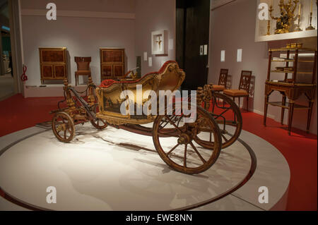 Royal Hospital Chelsea, Londra UK. Il 24 giugno 2015. Capolavoro del 2015, l'estate del leader internazionali di arte e di antiquariato e fiera del design, apre dal 25 giugno fino al 1 luglio. Una rara ed eccezionale calèche per un royal o principesca di bambino, con quattro ruote. Seconda metà del XVIII secolo. Kraemer Gallery. Credito: Malcolm Park editoriale/Alamy Live News Foto Stock