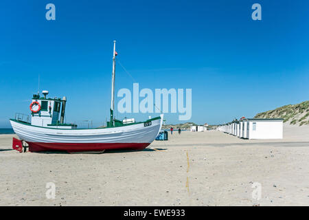 Piccola pesca danese barca spiaggiata a Loekken nel Nord dello Jutland con dune di sabbia e spiaggia di capanne in background Foto Stock