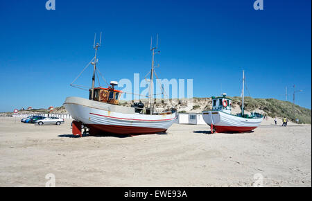 Danese di piccole barche da pesca spiaggiata a Loekken nel Nord dello Jutland con dune di sabbia e spiaggia di capanne in background Foto Stock