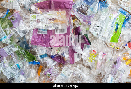 Non riciclabile plastica alimentare sacchetti. Involucri alimentari che non possono essere riciclati Foto Stock