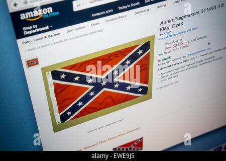 Bandiera confederate prodotti in vendita sul sito web di Amazon sono visti su Martedì, 23 giugno 2015. Al posto della Carolina del Sud polemiche grandi rivenditori come Amazon, Walmart e Sears e eBay farà cessare la vendita dei Confederati Bandiera di Battaglia merchandise. (© Richard B. Levine) Foto Stock