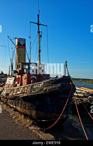 Solo un paio di vecchi barconi rimangono in una volta occupato lato banchina di Maldon Essex. Oggi usato principalmente per le parti, le funzioni e le crociere. Foto Stock