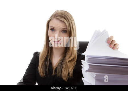 Donna infelice con una grande pila di scartoffie sulla sua scrivania per ottenere attraverso Foto Stock