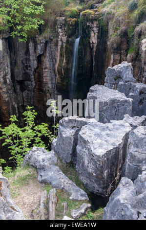 Buttertubs nel Yorkshire Dales, sulle colline tra superiore e Swaledale Wensleydale, profonde caverne di calcare. Yorkshire, Regno Unito Foto Stock