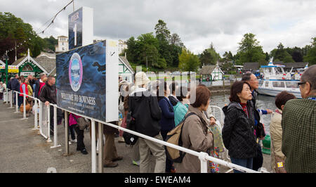 Lago di Windermere Cumbria 24th giugno 2015 .UK Meteo Ovecast giorno sul Lago di Windermere . I turisti giapponesi in attesa per una crociera sul passeggero sistema di cottura a vapore la terna (costruito 1891-124anni) da Bowness Bay Credito: Gordon Shoosmith/Alamy Live News Foto Stock