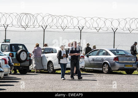 Helston, Cornwall, Regno Unito. Il 24 giugno 2015. RAF 2 squadrone di Eurofighter Typhoon battenti fuori di RNAS Culdrose in esercizio con la Marina Militare francese. Il trattamento locale per gli astanti un 'Top Gun' visualizzazione su Cornwall. Lo squadrone è dovuto al ritorno in Scozia il venerdì di questa settimana. Credito: Simon Maycock/Alamy Live News Foto Stock