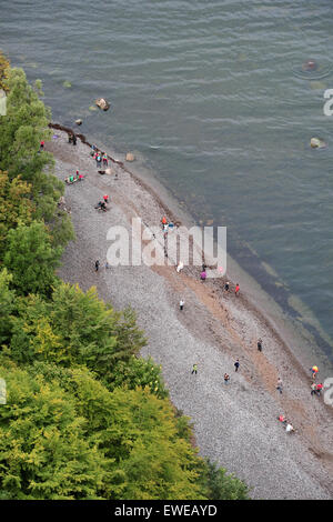 Sassnitz, Germania, i turisti sulle scogliere vicino al Koenigsstuhl su Ruegen Foto Stock