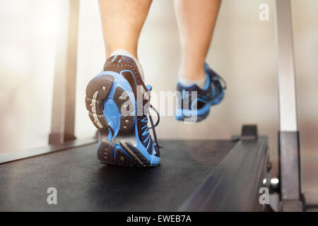 In esecuzione su tapis roulant Foto Stock