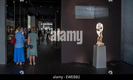 Londra, Regno Unito. Il 24 giugno 2015. Visitatori presso l'anteprima del capolavoro di Londra, la international cross-raccolta di fiera di arte, oggetti di antiquariato e di design che si tiene presso il Royal Hospital Chelsea 25 Giugno al 1 luglio. Credito: Stephen Chung / Alamy Live News Foto Stock