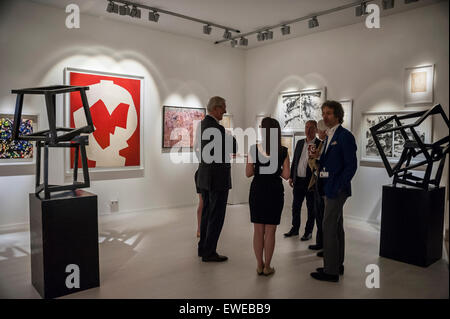 Londra, Regno Unito. Il 24 giugno 2015. Visitatori presso l'anteprima del capolavoro di Londra, la international cross-raccolta di fiera di arte, oggetti di antiquariato e di design che si tiene presso il Royal Hospital Chelsea 25 Giugno al 1 luglio. Credito: Stephen Chung / Alamy Live News Foto Stock