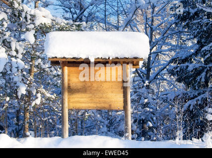 Informazioni segno nel paesaggio invernale Foto Stock