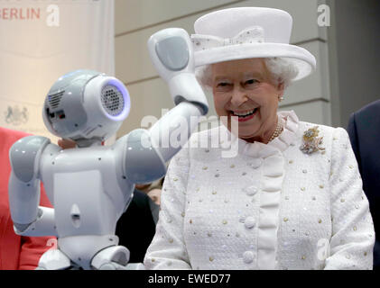 La Gran Bretagna è la Regina Elisabetta II sorrisi come un piccolo robot onda alla regina durante un ricevimento presso il "Technische Universitaet' (Università Tecnica di Berlino, Germania, Mercoledì 24 Giugno, 2015. La regina Elisabetta II e suo marito sono in visita ufficiale in Germania fino a venerdì 26 giugno. Foto: Michael Sohn/dpa Foto Stock