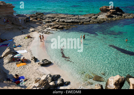 Es Caló des Mort, Spiaggia di Migjorn, Formentera, isole Baleari, Spagna. I vacanzieri, turisti, Es Caló des Mort, spiaggia, Formentera, Pityuses, isole Baleari, Spagna, Europa. Foto Stock