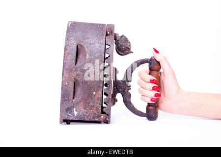 Donna mano all red manicure azienda ferro vintage Foto Stock