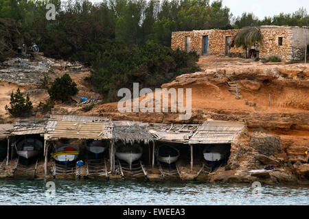 Tradizionale barca da pesca nel giorno d'estate. Llaüt barche. Cala Sahona, Formentera, isole Baleari, Spagna. Barbaria Cape. Foto Stock