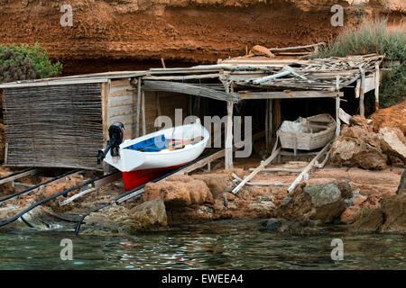 Tradizionale barca da pesca nel giorno d'estate. Llaüt barche. Cala Sahona, Formentera, isole Baleari, Spagna. Barbaria Cape. Foto Stock