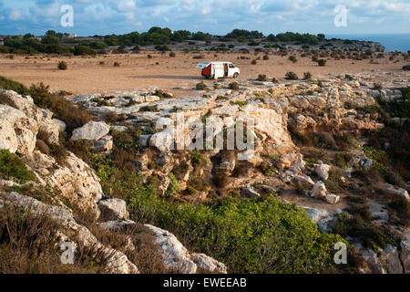 Sunrise. Hippy di riposo turistico in un furgone VW nei pressi del Faro de La Mola, Formentera, Pityuses, isole Baleari, Spagna, Europa Foto Stock