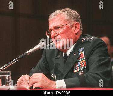 WASHINGTON, DC, Stati Uniti d'America - il generale John M. Shalikashvili, Presidente Comune di capi di Stato Maggiore testimonia davanti al Congresso Foto Stock