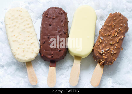 Gelati su stick in ghiaccio closeup Foto Stock