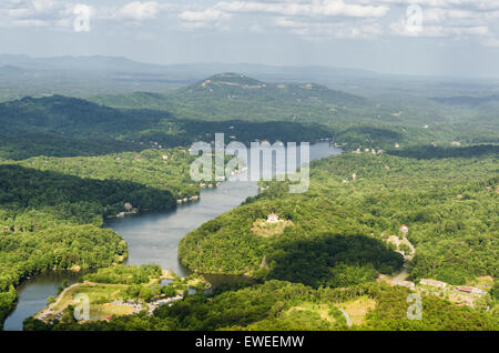 Si affacciano dalla ciminiera rock mountain, North Carolina, Stati Uniti Foto Stock