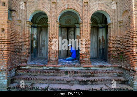 Vista del Panam city, un uomo sta pregando nel haritage Narayangong nella periferia della capitale Dacca in Bangladesh. Il 21 giugno 2015 Foto Stock