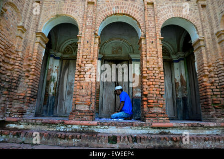 Vista del Panam city, un uomo sta pregando nel haritage Narayangong nella periferia della capitale Dacca in Bangladesh. Il 21 giugno 2015 Foto Stock