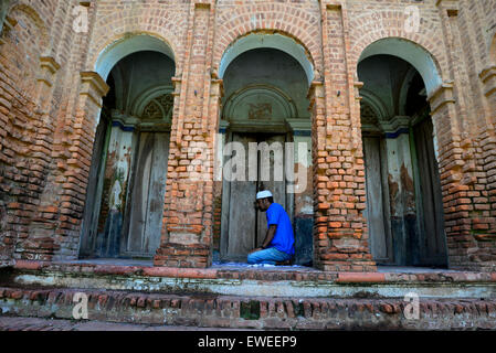 Vista del Panam city, un uomo sta pregando nel haritage Narayangong nella periferia della capitale Dacca in Bangladesh. Il 21 giugno 2015 Foto Stock