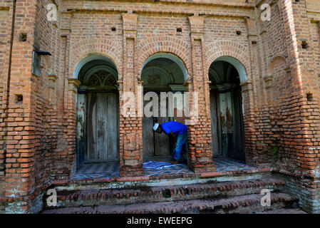 Vista del Panam city, un uomo sta pregando nel haritage Narayangong nella periferia della capitale Dacca in Bangladesh. Il 21 giugno 2015 Foto Stock