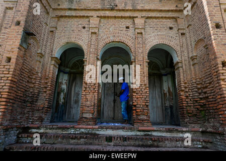 Vista del Panam city, un uomo sta pregando nel haritage Narayangong nella periferia della capitale Dacca in Bangladesh. Il 21 giugno 2015 Foto Stock