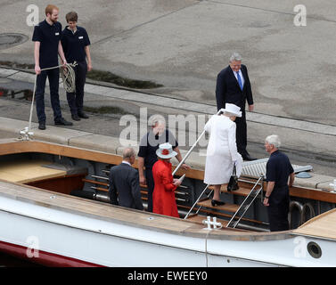 Berlino, Germania. Il 24 giugno 2015. La Gran Bretagna è la Regina Elisabetta II e del Principe Filippo , Duca di Edimburgo, accompagnato dal Presidente tedesco Joachim Gauck e la sua compagna Daniela Schadt (indossando rosso), uscire dalla nave "Ajax" a seguito di una gita in barca a Berlino (Germania), 24 giugno 2015. La British Queen e suo marito sono sulla loro quinta visita di Stato in Germania. Foto: Wolfgang Kumm/dpa/Alamy Live News Foto Stock