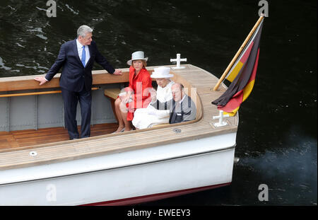 Berlino, Germania. Il 24 giugno 2015. La Gran Bretagna è la Regina Elisabetta II e del principe Filippo (R), il Duca di Edimburgo, accompagnato dal Presidente tedesco Joachim Gauck (L) e la sua compagna Daniela Schadt (indossando rosso) escursione lungo il fiume Spree durante una gita in barca a Berlino (Germania), 24 giugno 2015. La British Queen e suo marito sono sulla loro quinta visita di Stato in Germania. Foto: Wolfgang Kumm/dpa/Alamy Live News Foto Stock