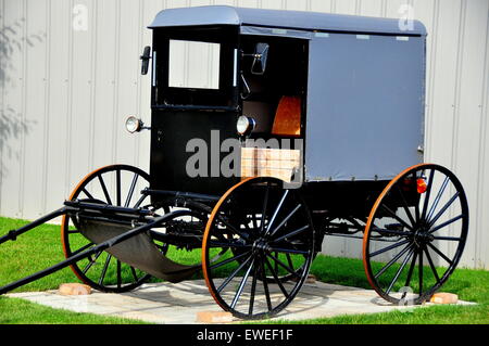 Lancaster County, Pennsylvania: un ambiente chiuso Amish buggy con le sue grandi ruote in legno e sedile * Foto Stock