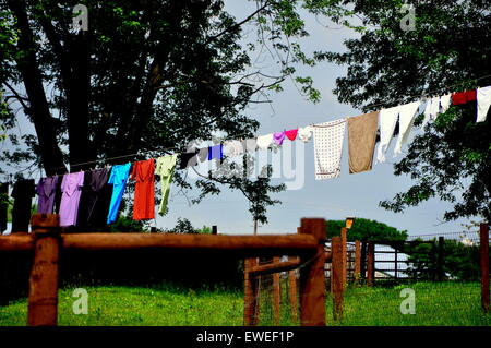 Lancaster County, Pennsylvania: biancheria in asciugatura si blocca su un clotheline presso una famiglia Amish farm Foto Stock