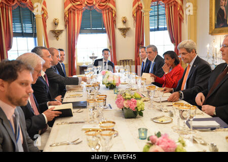 Stati Uniti Il segretario di Stato John Kerry, con l'Ambasciatore Susan Rice, il Presidente del National Security Advisor, ospita una cena di lavoro per il Segretario generale della NATO Jens Stoltenberg presso l'U.S. Il Dipartimento di Stato a Washington D.C., il 27 maggio 2015. Foto Stock