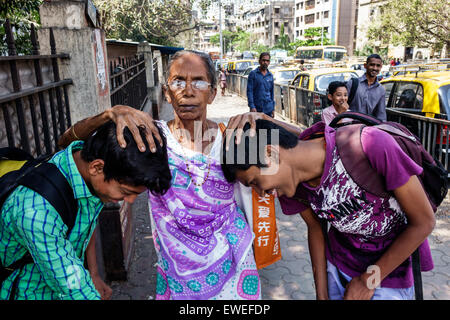 Mumbai India,Tardeo,Jehangir Boman Behram Road,teen teen teenager ragazzi maschi ragazzi bambini amici, studenti senior anziani citiz Foto Stock