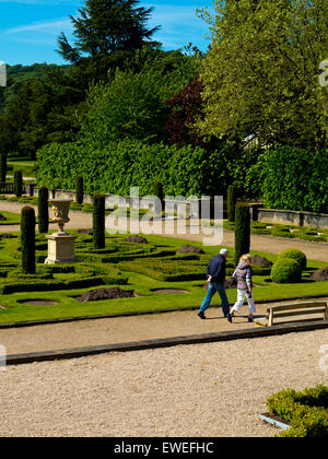 Giovane camminare nel giardino all'italiana a Trentham Gardens vicino a Stoke on Trent Staffordshire England Regno Unito Foto Stock