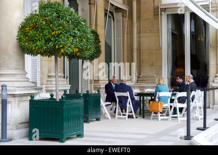 Stati Uniti Il segretario di Stato John Kerry chat con Omani Ministro degli Esteri Yusuf bin Alawi Bin Abdullah al di fuori degli STATI UNITI Ambasciatore britannico a Parigi, Francia, dopo che i membri del consiglio di cooperazione del Golfo si sono riuniti per una riunione multilaterale del 8 maggio 2015. Foto Stock