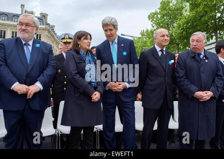 Stati Uniti Il segretario di Stato John Kerry, affiancato dal Ministro degli esteri francese Laurent Fabius, parla con il sindaco di Parigi Anne Hidalgo dopo un settantesimo anniversario VE giornata di commemorazione del 8 maggio 2015, presso l'arco d'Triomphe e lungo gli Champs Elysee a Parigi, Francia. Foto Stock