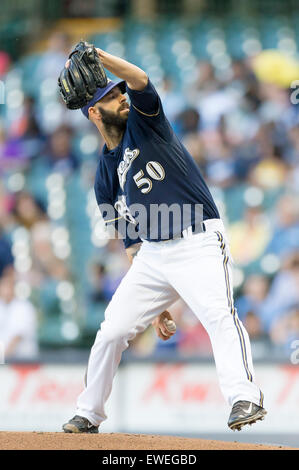 Milwaukee, WI, Stati Uniti d'America. Il 23 giugno, 2015. Milwaukee Brewers a partire lanciatore Mike Fiers #50 offre un passo nella Major League Baseball gioco tra il Milwaukee Brewers e il New York Mets a Miller Park di Milwaukee, WI. John Fisher/CSM/Alamy Live News Foto Stock