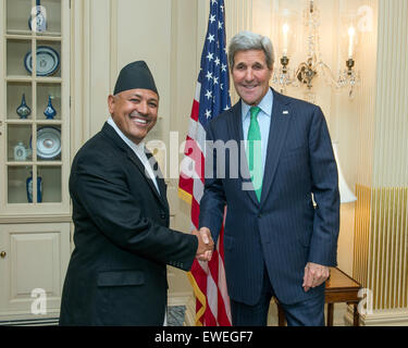 Stati Uniti Il segretario di Stato John Kerry in posa per una foto con ambasciatore nepalese per gli Stati Uniti Arjun Karki Kumar presso l'U.S. Il Dipartimento di Stato a Washington D.C., il 11 maggio 2015. Foto Stock