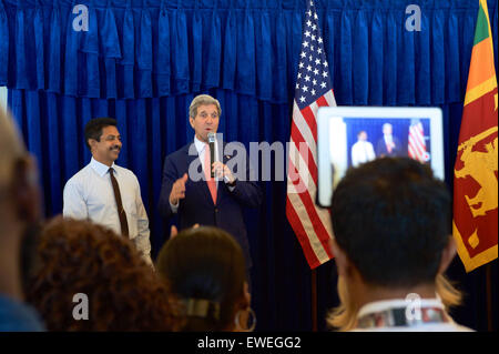 Stati Uniti Il segretario di Stato John Kerry saluta un longtime Embassy dipendente che ha lavorato per conto degli Stati Uniti per oltre trenta anni come egli si è rivolto ai dipendenti e ai membri della famiglia di U.S. Ambasciata dello Sri Lanka il 3 maggio 2015, a Colombo, Sri Lanka. Foto Stock