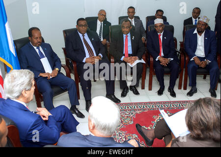 Stati Uniti Il segretario di Stato John Kerry si siede con il presidente Hassan Sheikh Mohamud, Primo Ministro Omar Abdirashid Ali Sharmarke, e tre dirigenti regionali - Abdiweli Gaas, Presidente del Puntland, Sharif Hassan, Interim Sud Ovest Presidente di Amministrazione, e Ahmed Madobe, Interim Juba Administration Presidente - dopo il suo arrivo a Mogadiscio, Somalia, il 6 maggio 2015, per incontri con i somali leader regionali, membri di somali, società civile e Stati Uniti Il rappresentante speciale per la Somalia James McAnulty. Foto Stock