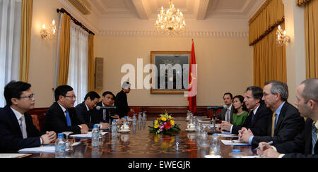 Vice Segretario Anthony Blinken incontra vietnamita con il Vice Primo Ministro e Ministro degli Affari Esteri Pham Binh Minh ad Hanoi, in Vietnam il 18 maggio 2015. Foto Stock