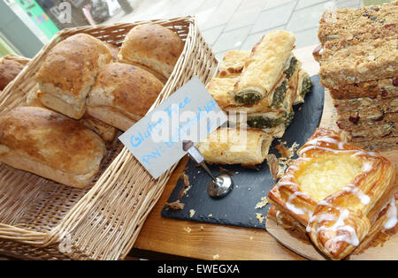 Beni cotti al forno in Romeo è esente da glutine panificio, Islington, Londra Foto Stock