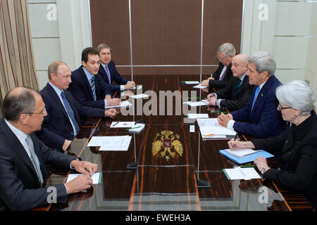 Stati Uniti Il segretario di Stato John Kerry, fiancheggiata da U.S. Ambasciatore in Russia Giovanni Tefft e U.S. Il Sottosegretario di Stato per gli Affari Politici Wendy Sherman, si siede di fronte al Presidente russo Vladimir Putin, il ministro degli Esteri russo Sergey Lavrov e Presidential aide Yurly Ushakov, sin dall'inizio di un incontro bilaterale a Bocherov Ruche - un governo villa - a Sochi, Russia, il 12 maggio 2015. Foto Stock