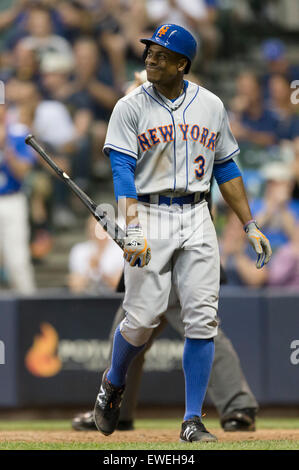 Milwaukee, WI, Stati Uniti d'America. Il 23 giugno, 2015. New York Mets diritto fielder Curtis Granderson #3 investe nella Major League Baseball gioco tra il Milwaukee Brewers e il New York Mets a Miller Park di Milwaukee, WI. John Fisher/CSM/Alamy Live News Foto Stock