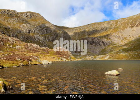 Il piccolo lago, Ffynon Lloer che si trova al di sotto della penna Ole Yr Wen e Carnedd Dafydd, Snowdonia Foto Stock